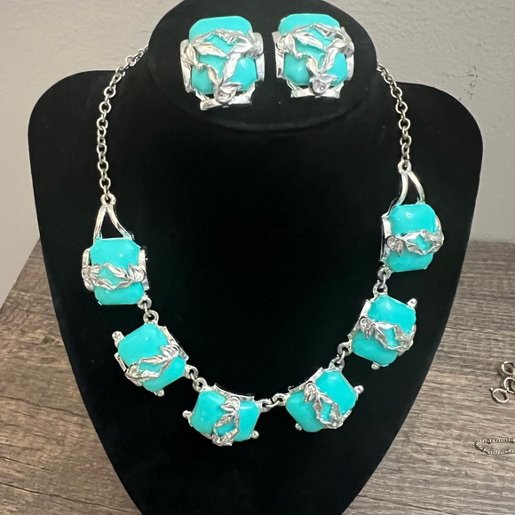 Jewelry - Elegant Silvertone and Turquoise colored 16” necklace and clip earrings